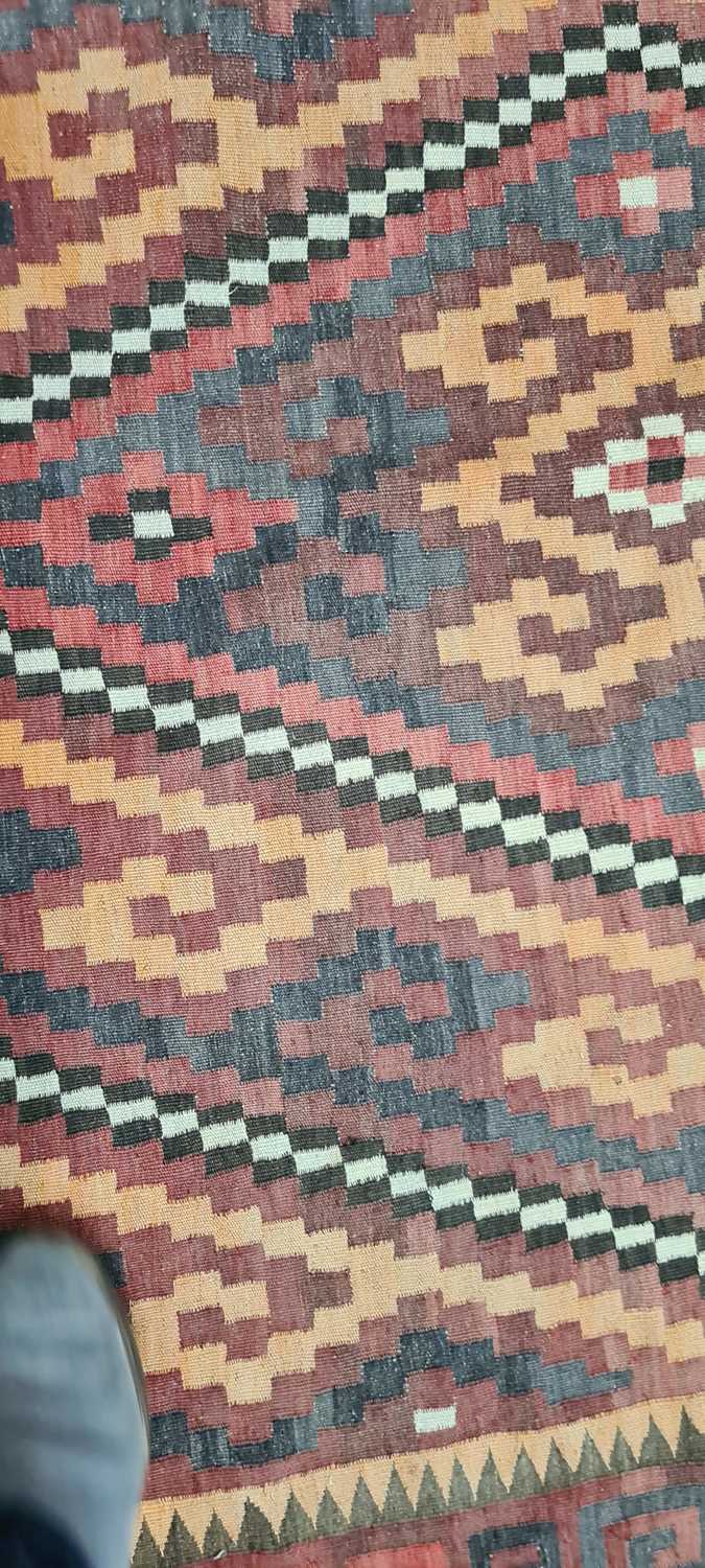 A kilim rug - Image 29 of 30