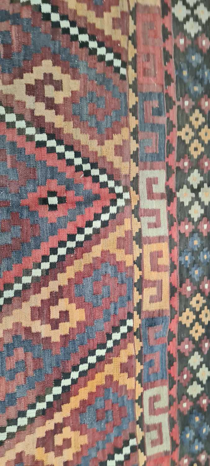 A kilim rug - Image 7 of 30