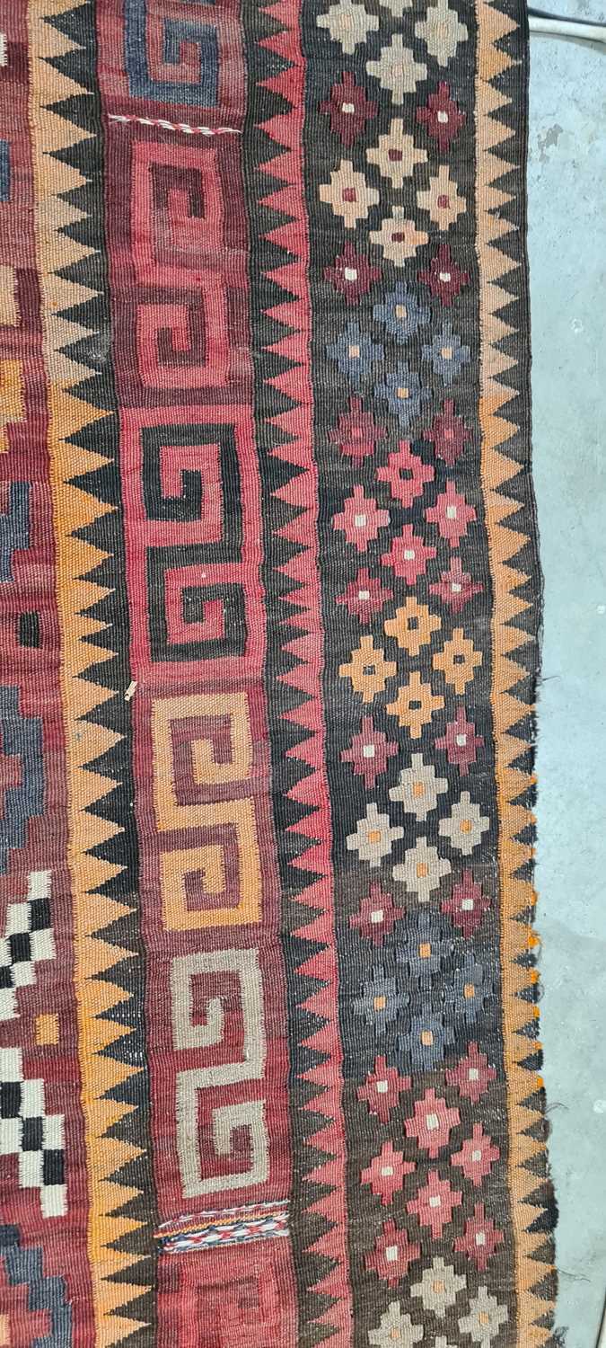 A kilim rug - Image 12 of 30