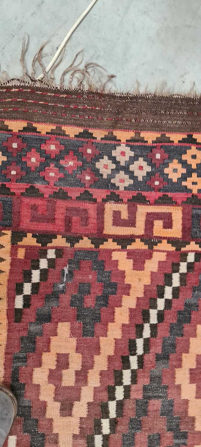 A kilim rug - Image 27 of 30