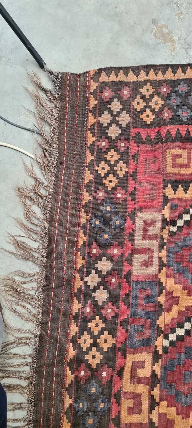 A kilim rug - Image 5 of 30