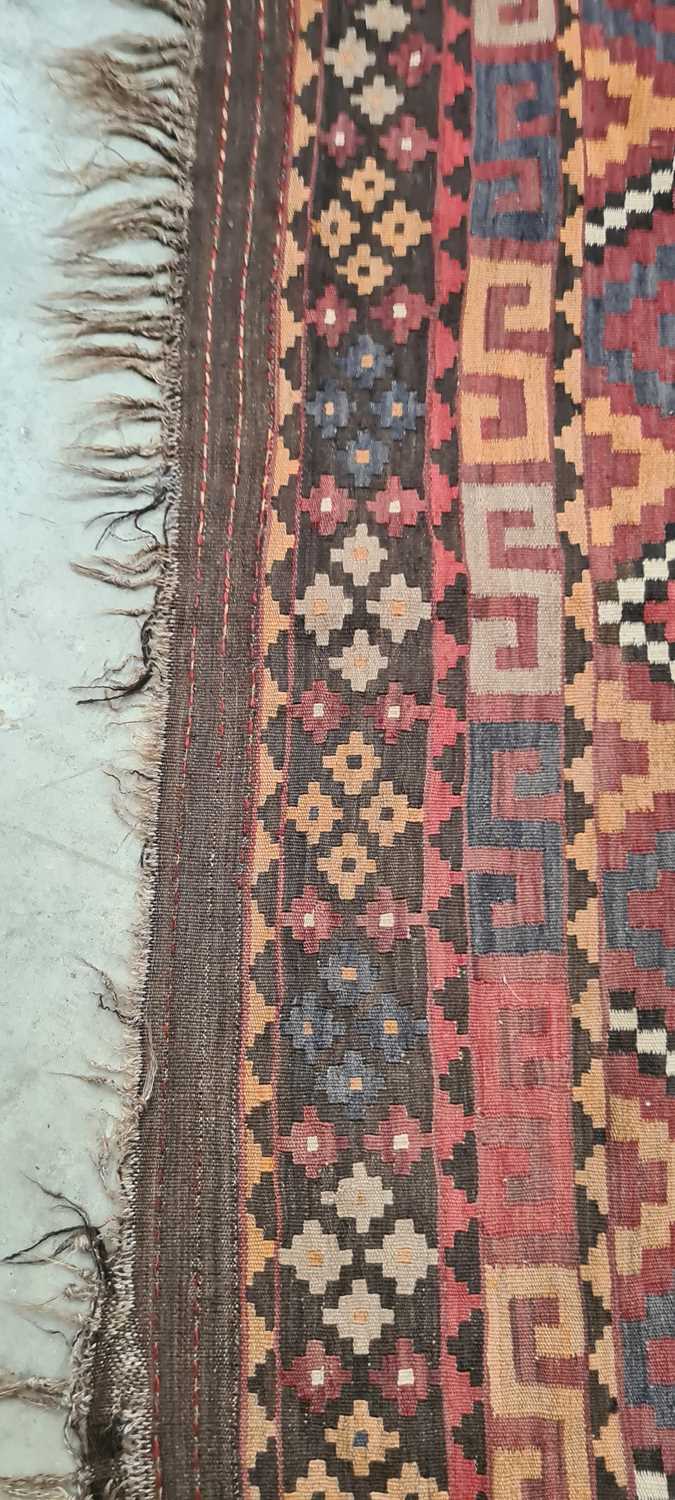 A kilim rug - Image 17 of 30