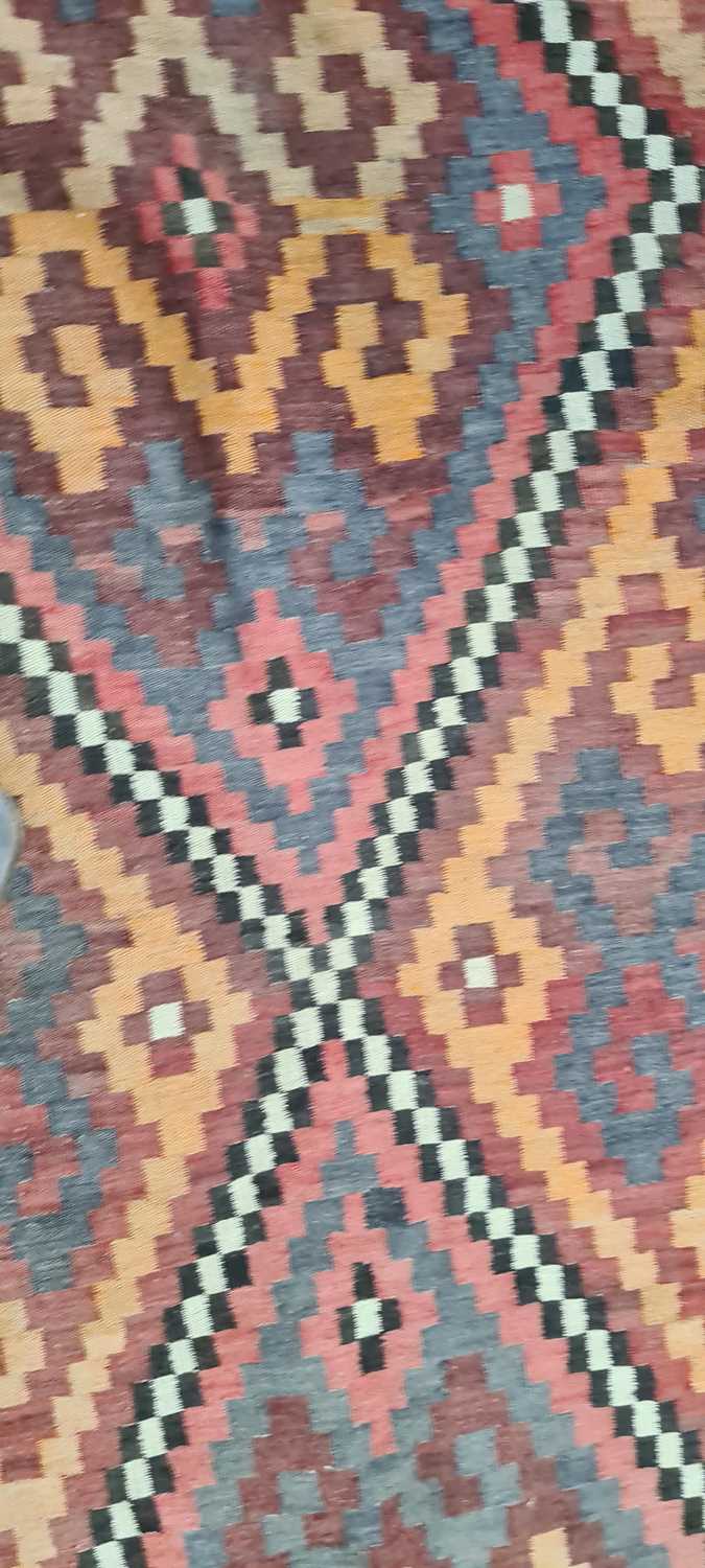 A kilim rug - Image 10 of 30