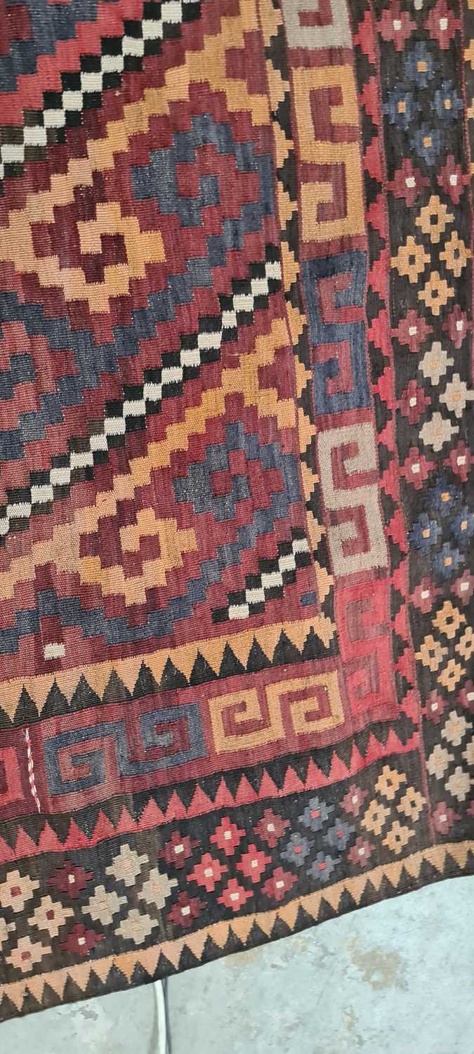 A kilim rug - Image 8 of 30