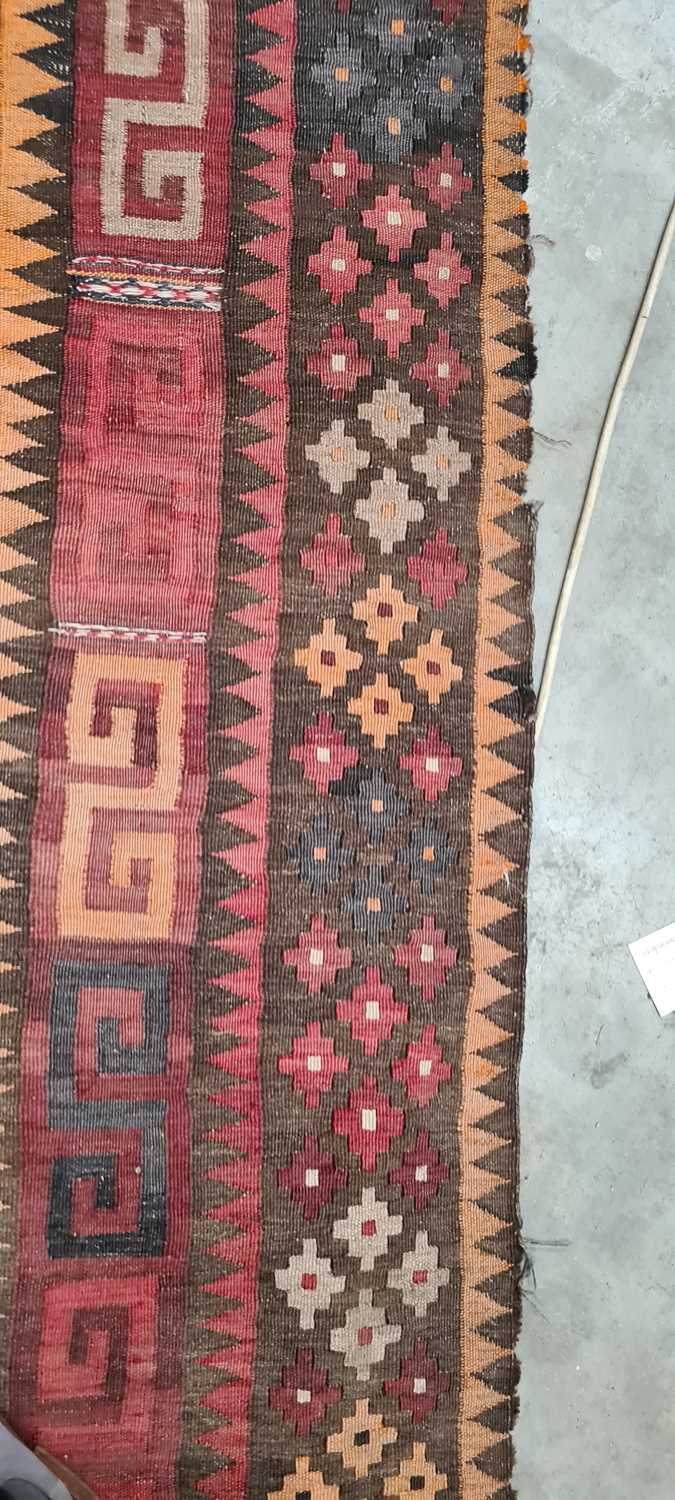 A kilim rug - Image 30 of 30