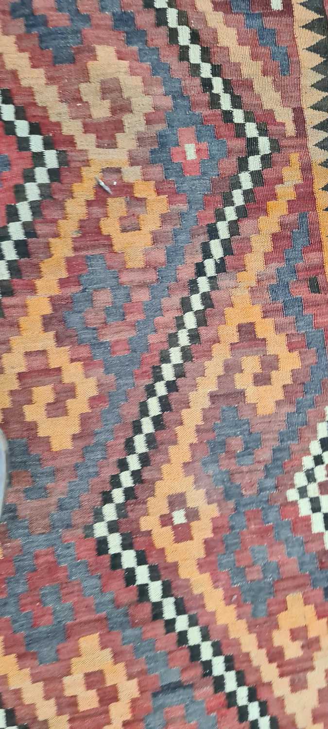 A kilim rug - Image 9 of 30