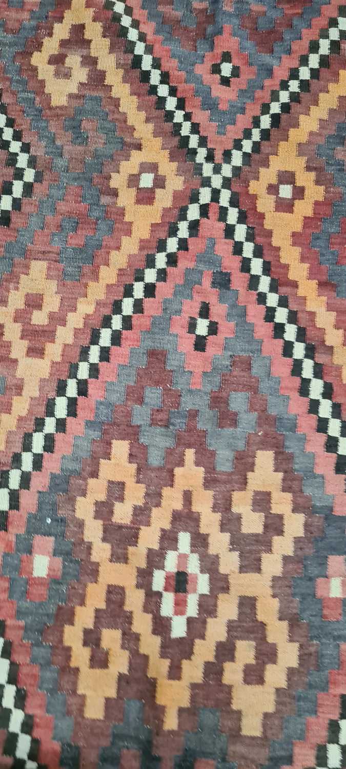 A kilim rug - Image 20 of 30