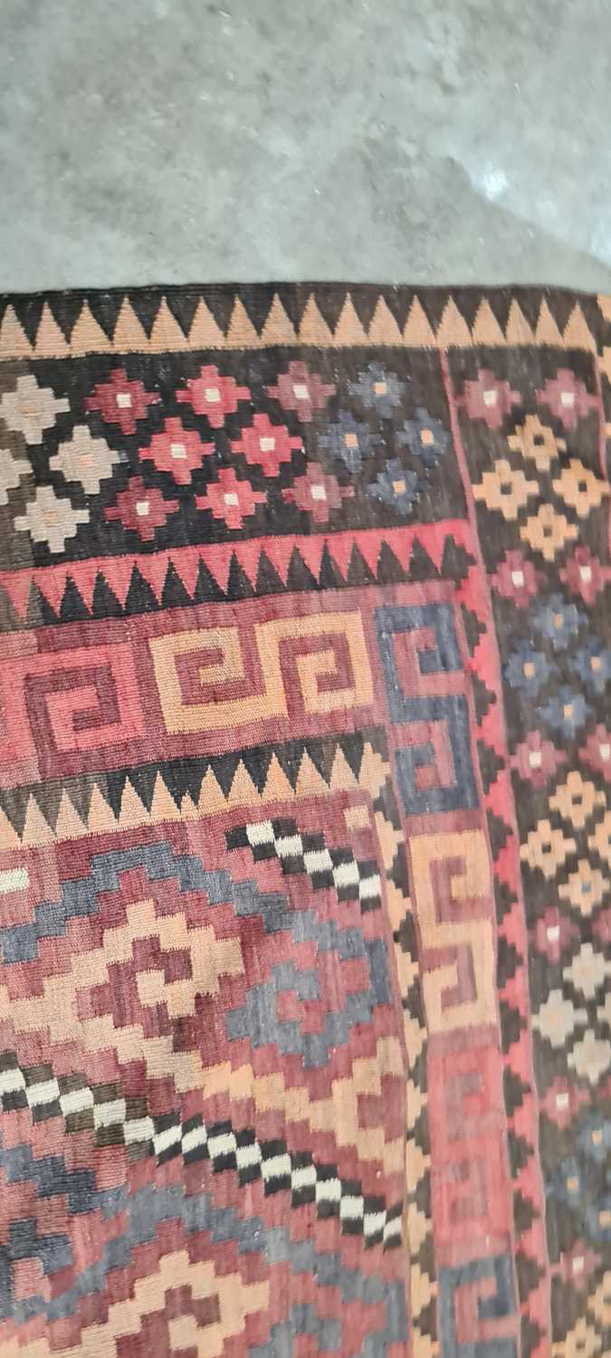 A kilim rug - Image 6 of 30