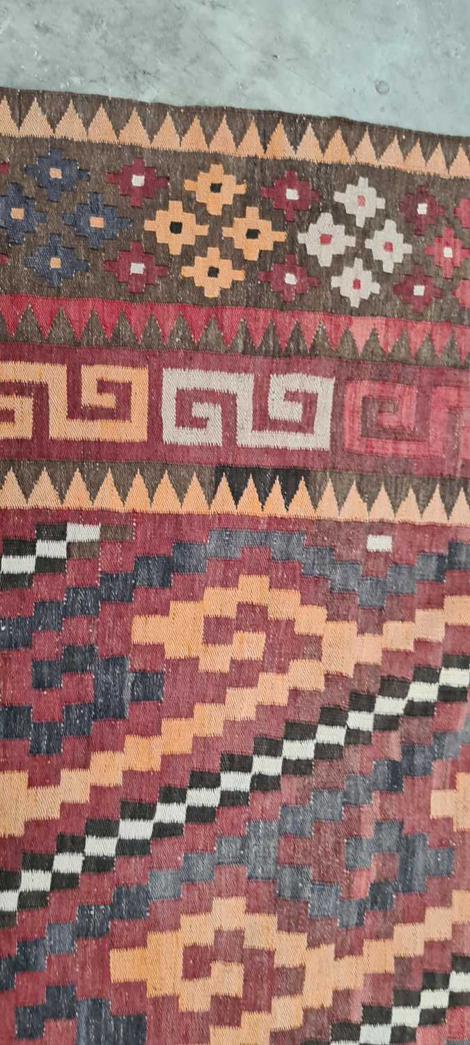 A kilim rug - Image 21 of 30