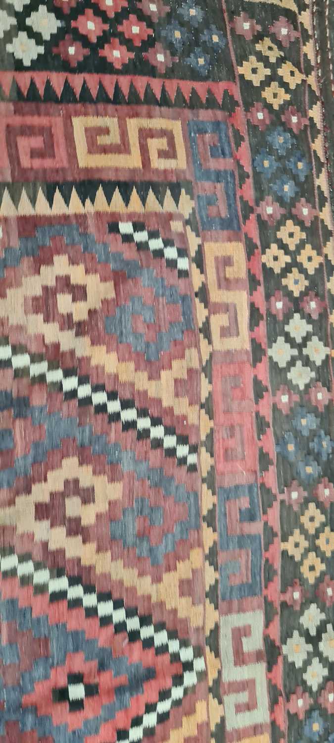 A kilim rug - Image 4 of 30