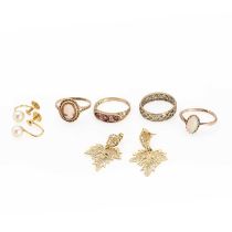A collection of gold jewellery,