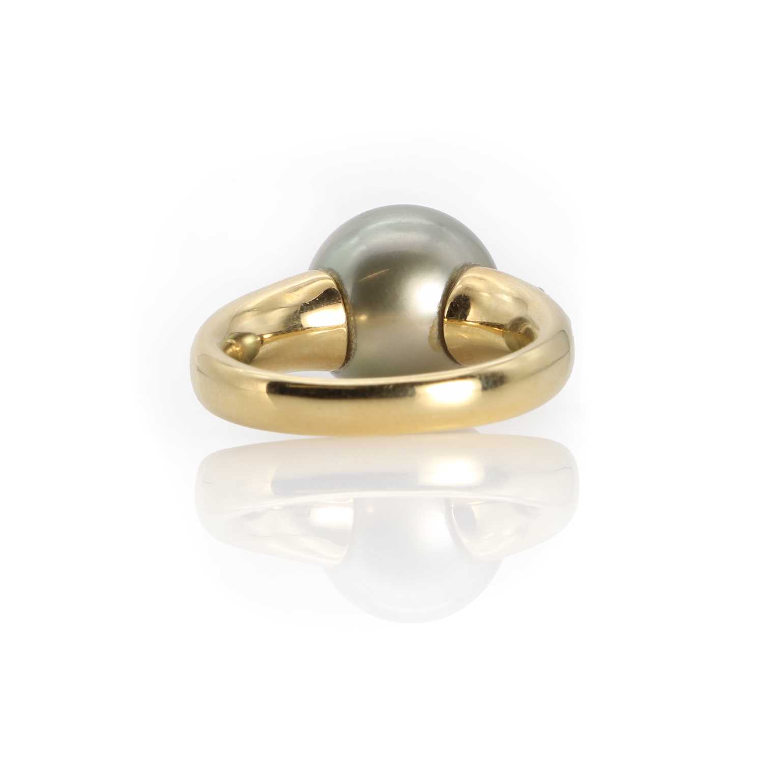 A single stone Tahitian cultured pearl ring with gem set shoulders, - Image 2 of 3