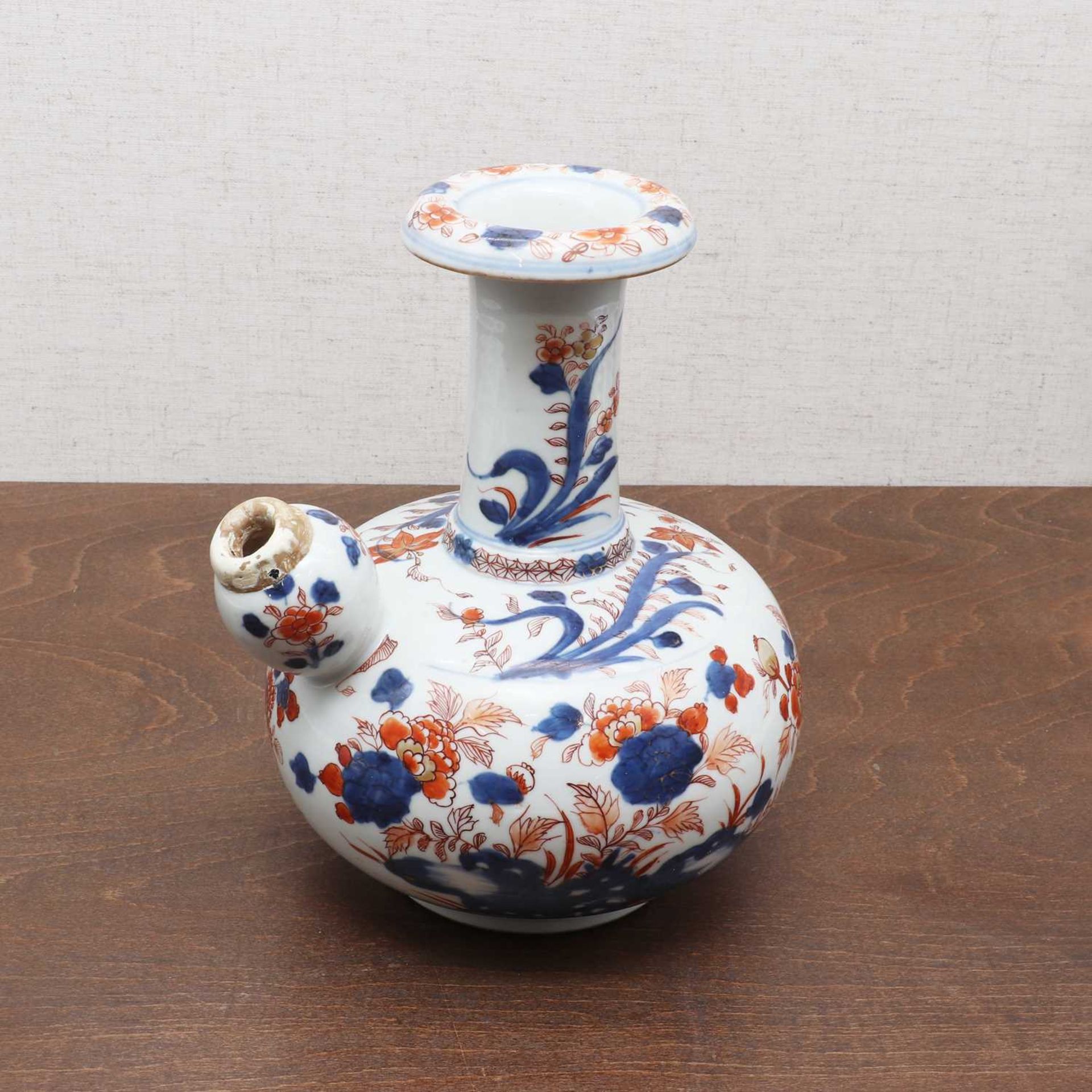 A Chinese Imari kendi vase, - Image 6 of 7