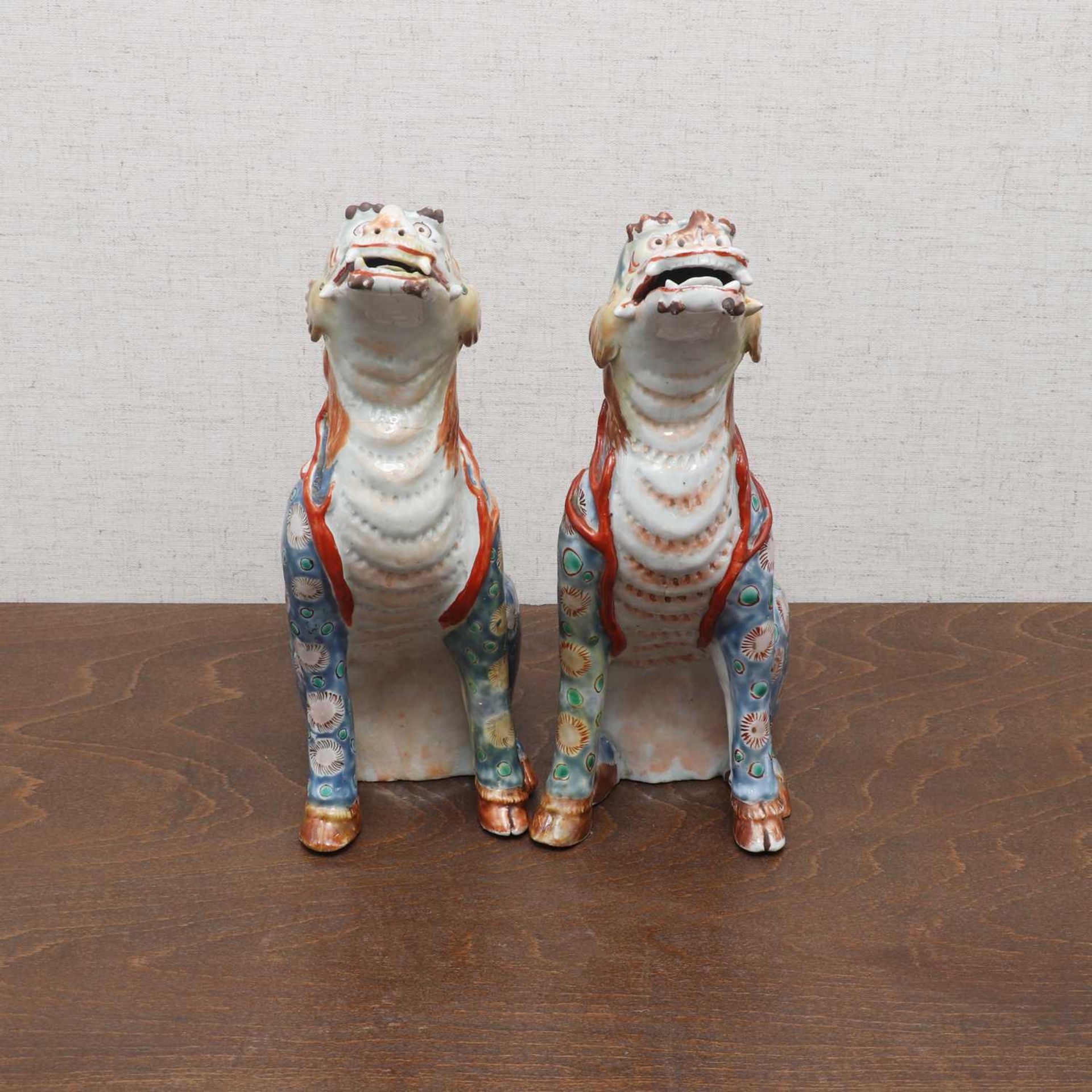 A pair of Japanese Kakiemon-type okimono, - Image 10 of 10