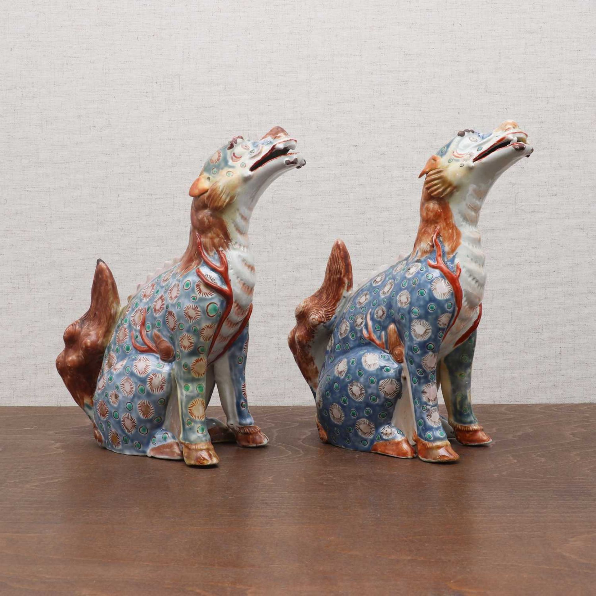 A pair of Japanese Kakiemon-type okimono, - Image 9 of 10