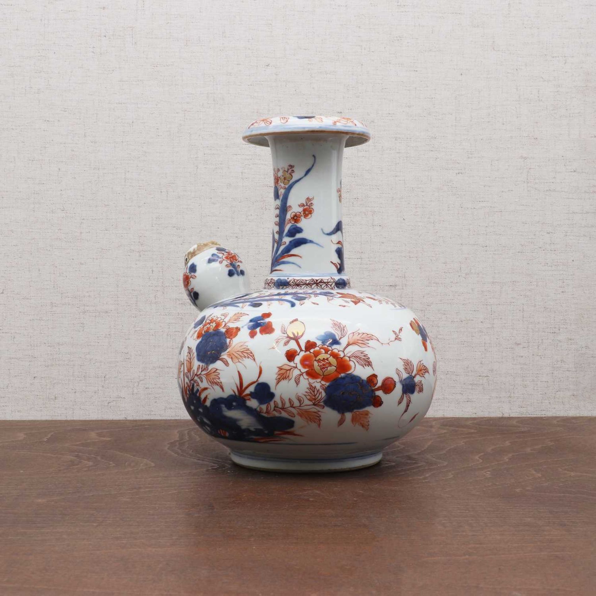 A Chinese Imari kendi vase, - Image 5 of 7