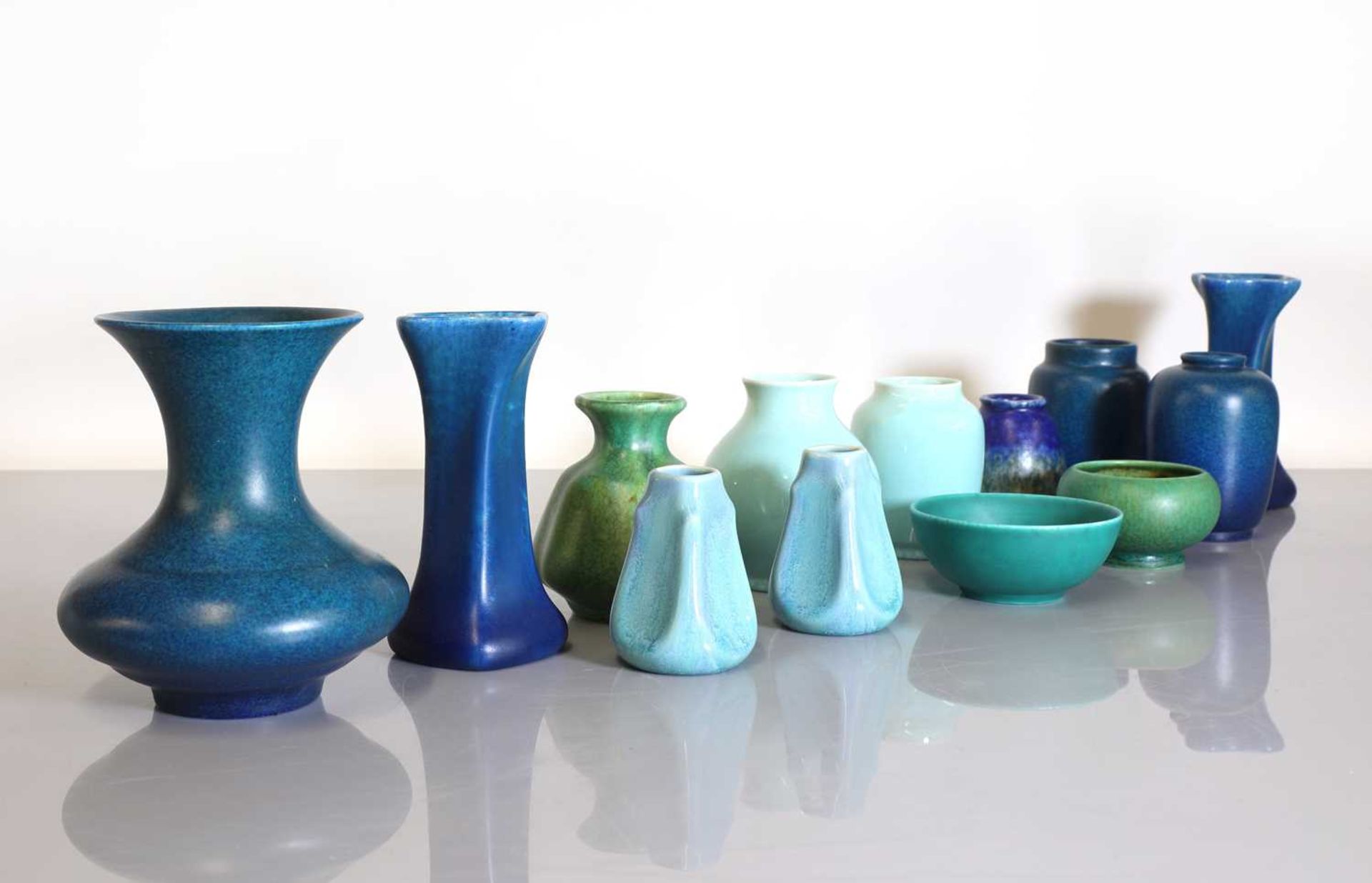A collection of Pilkington's Royal Lancastrian pottery vases and bowls, - Bild 2 aus 4
