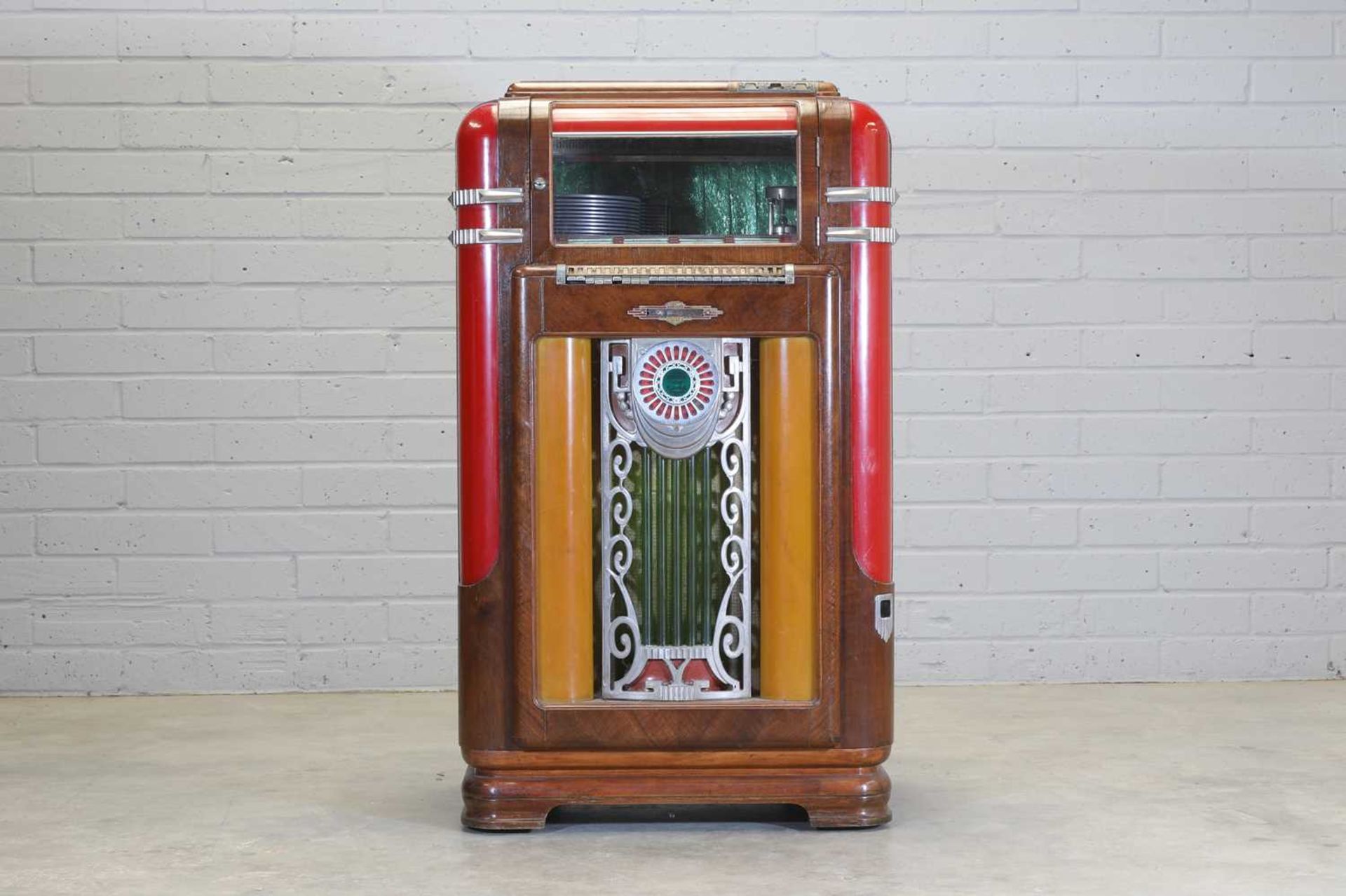 An American 'Wurlitzer 600' jukebox,