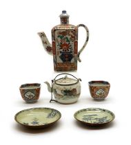 A Japanese Imari wine pot and two cups,