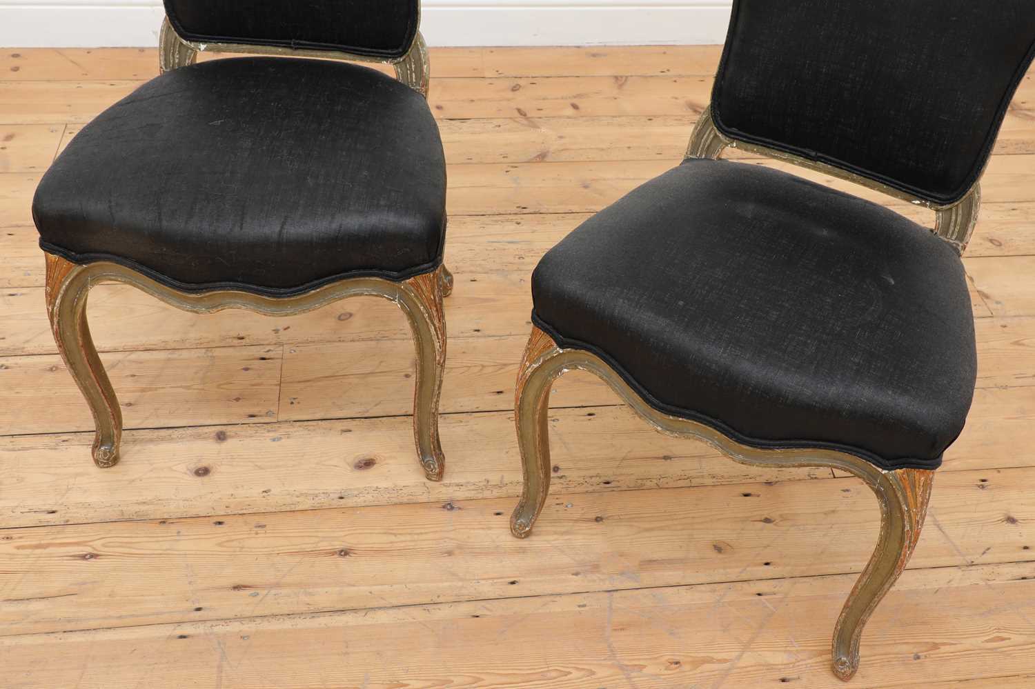 A pair of painted and parcel-gilt side chairs, - Image 4 of 5