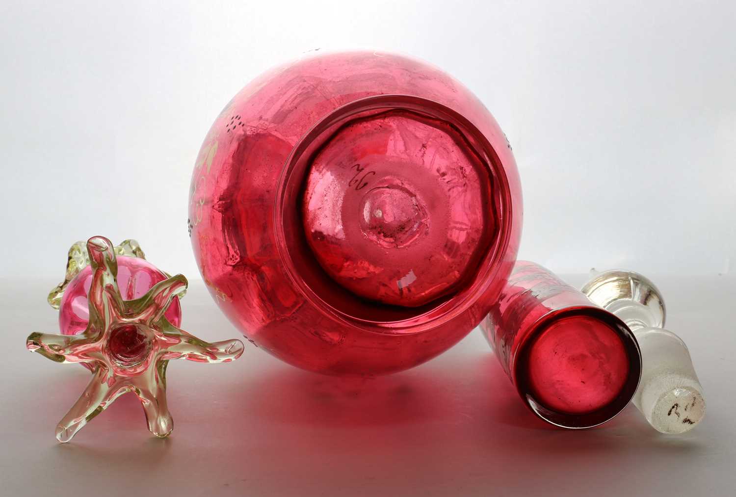 A Victorian cranberry glass decanter and stopper - Image 4 of 4