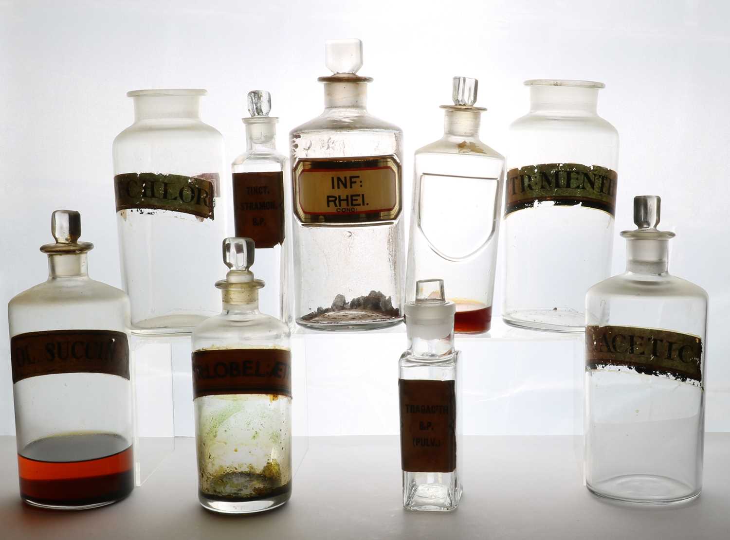 A collection of glass apothecary jars, - Image 2 of 16