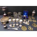 Pewter, brass, silver plate and stainless steel to include: 6 tankards and an unused set of 4
