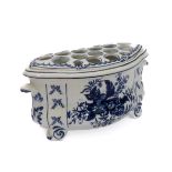 An 19th century Worcester-style blue-and-white transfer-printed porcelain bough pot. The lid with