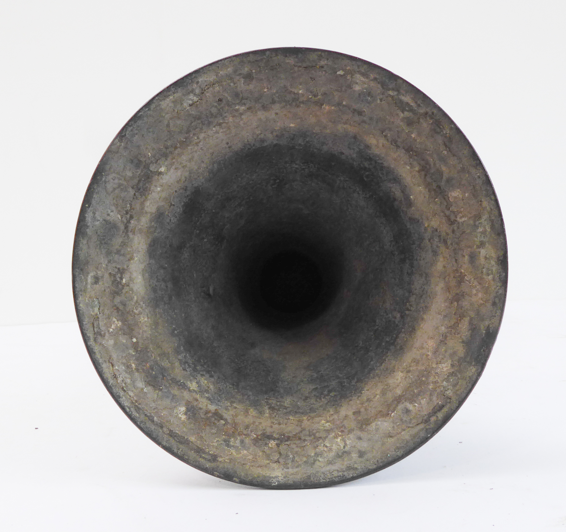 An Antique Chinese bronze Gu vase decorated in archaic style, the underside of base with later - Image 6 of 6