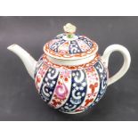 An 18th century Dr Wall period Worcester 'Queen Charlotte' pattern teapot. The finial modelled as