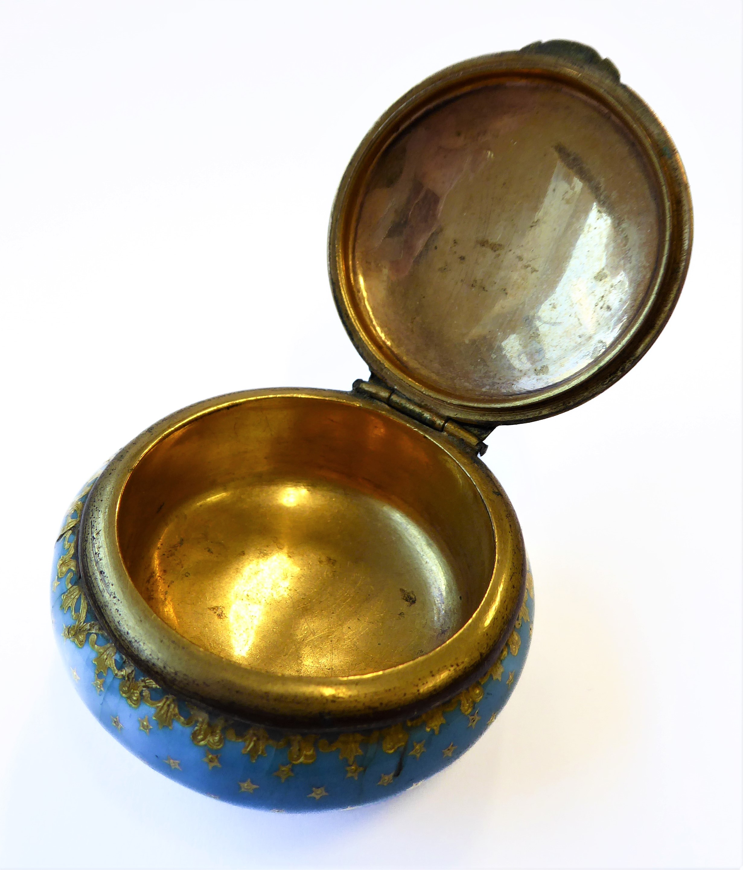 A 19th century circular gilt-metal-mounted ceramic box and cover decorated with an overall repeating - Image 4 of 7