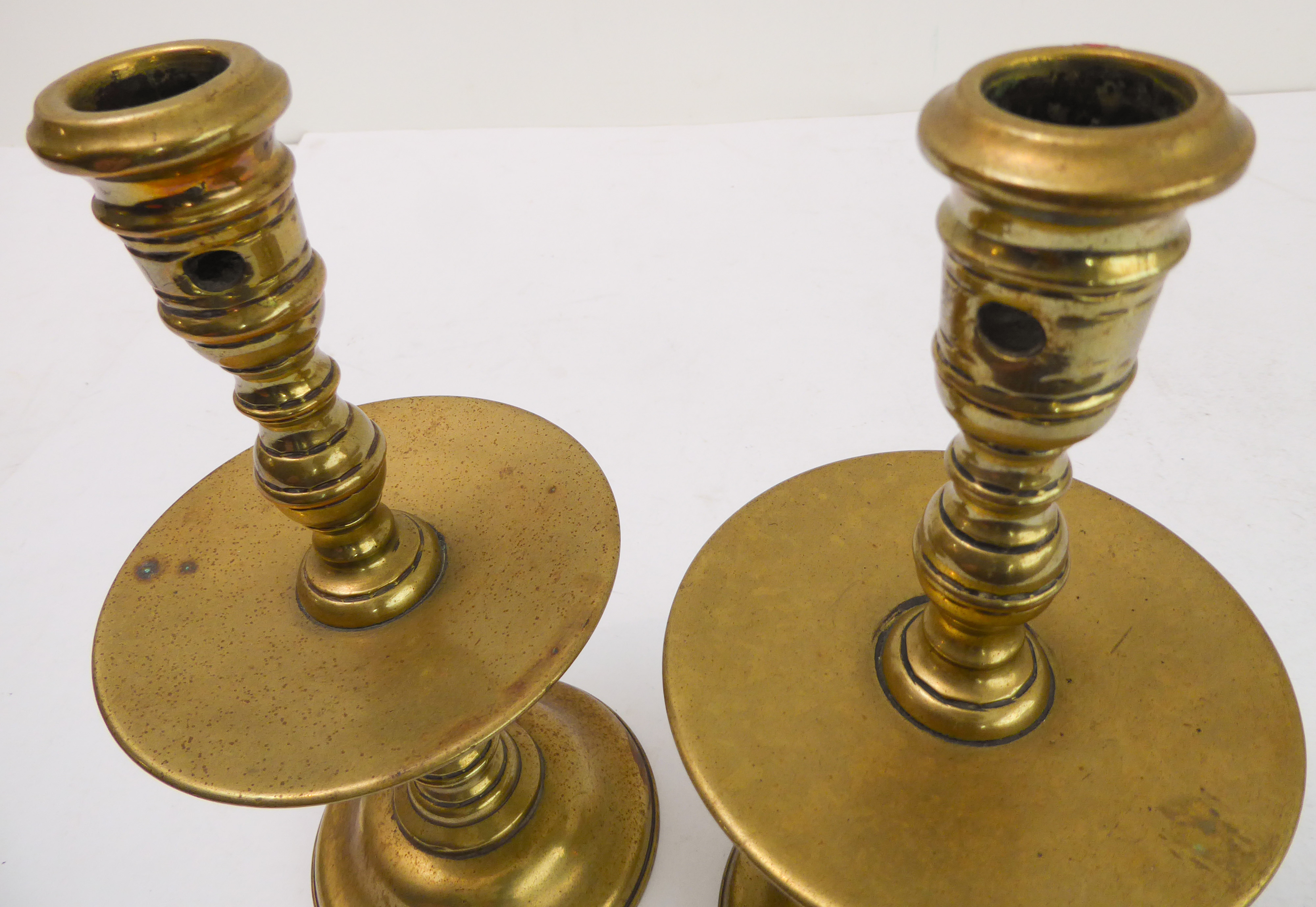 A pair of Dutch brass Heemskirk candlesticks (probably 19th century) in 17th century style) (18.5 cm - Image 3 of 3