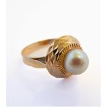 A cultured pearl ring stamped with indistinct control marks (2.3g), ring size K