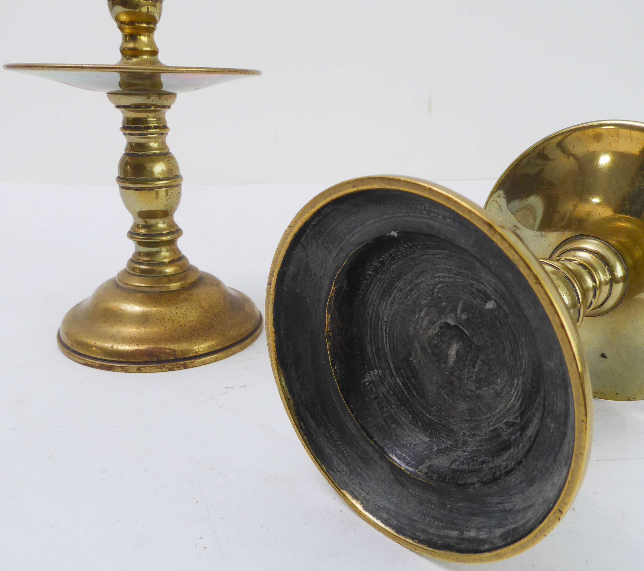 A pair of Dutch brass Heemskirk candlesticks (probably 19th century) in 17th century style) (18.5 cm - Image 2 of 3