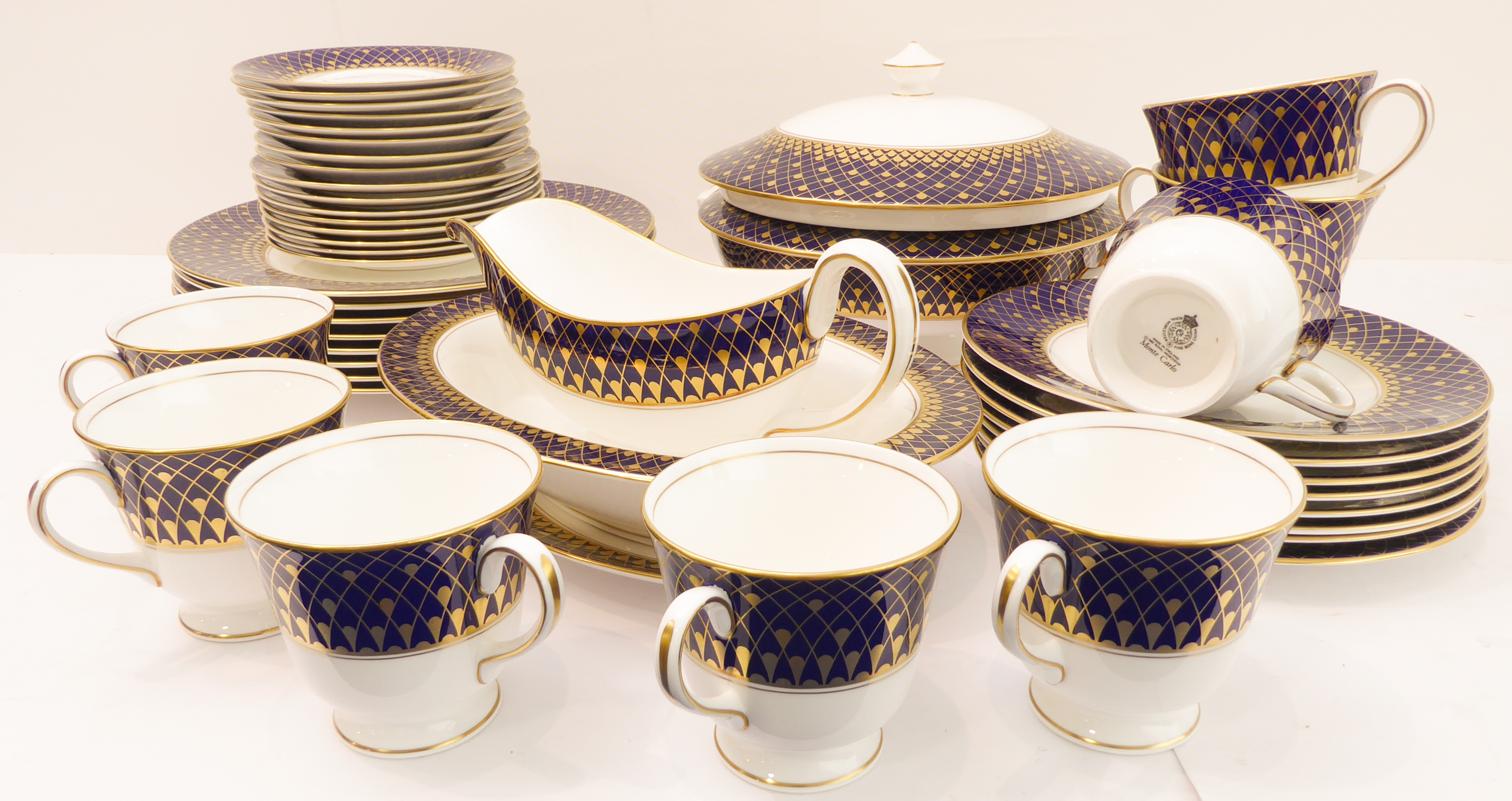 A fine Royal Worcester bone china dinner and tea service in the Monte Carlo pattern comprising: - Image 2 of 16