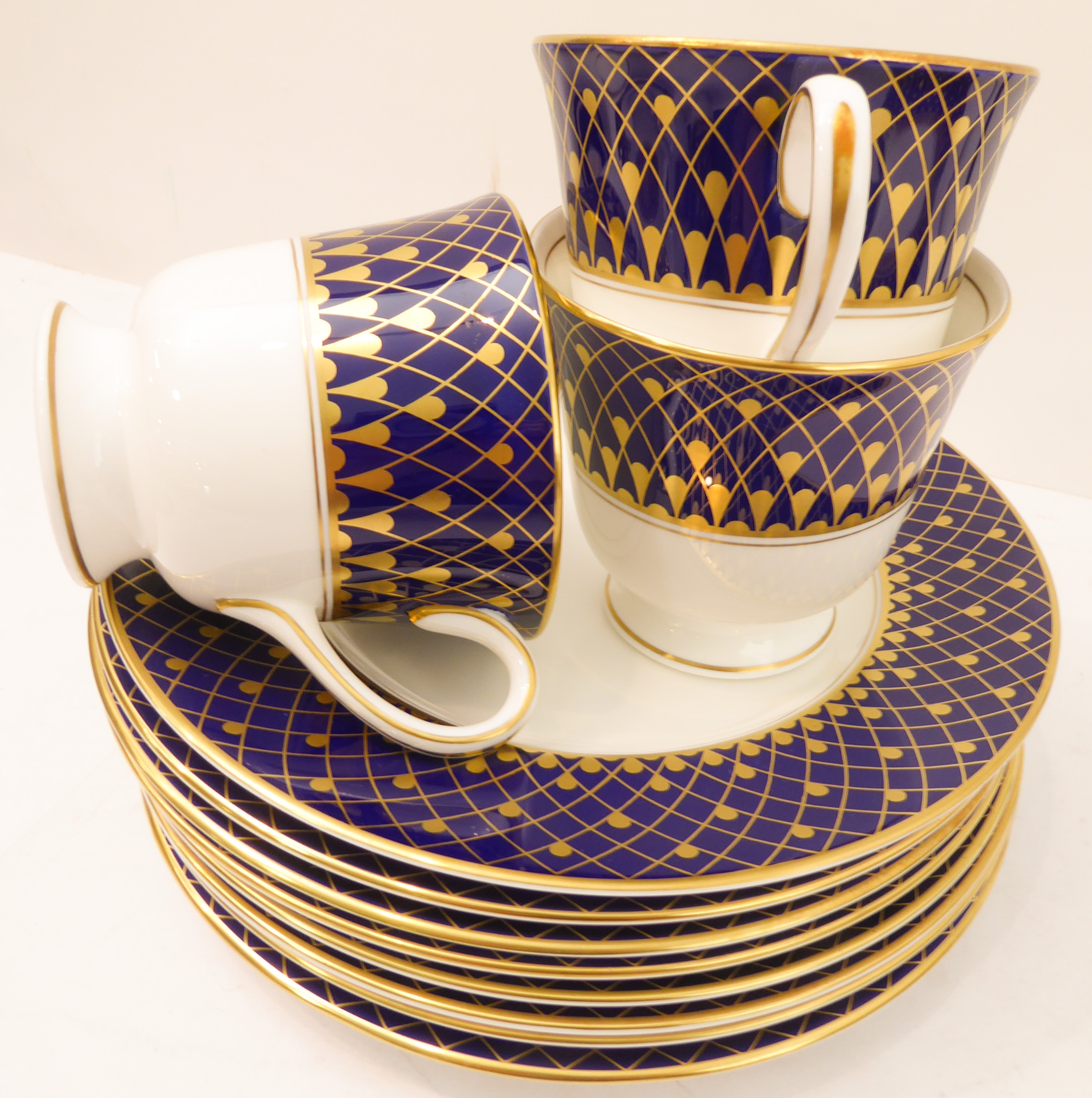 A fine Royal Worcester bone china dinner and tea service in the Monte Carlo pattern comprising: - Image 7 of 16