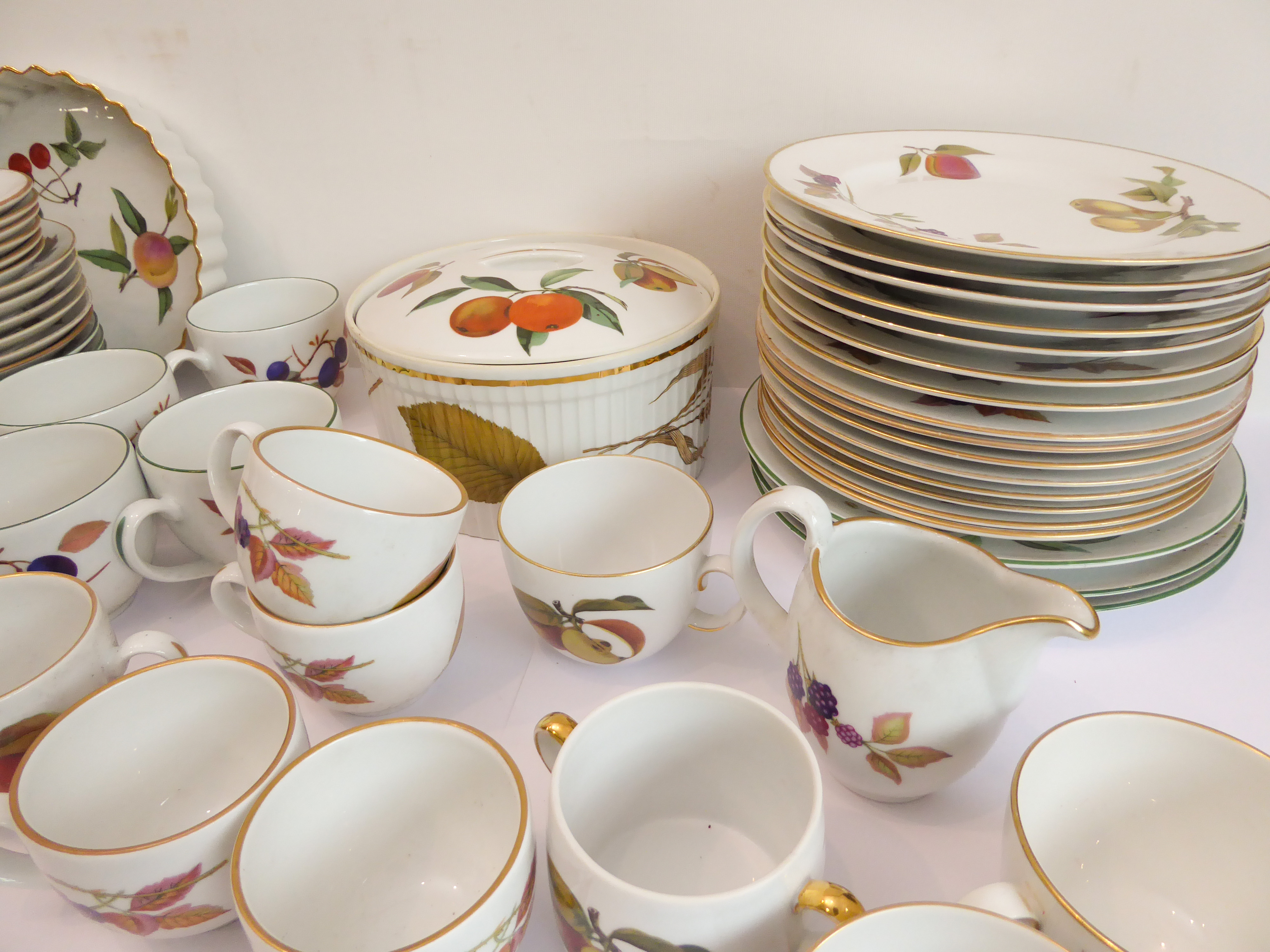 A quantity of Royal Worcester Evesham tableware to include: dinner and side plates, flan dish, - Image 3 of 3