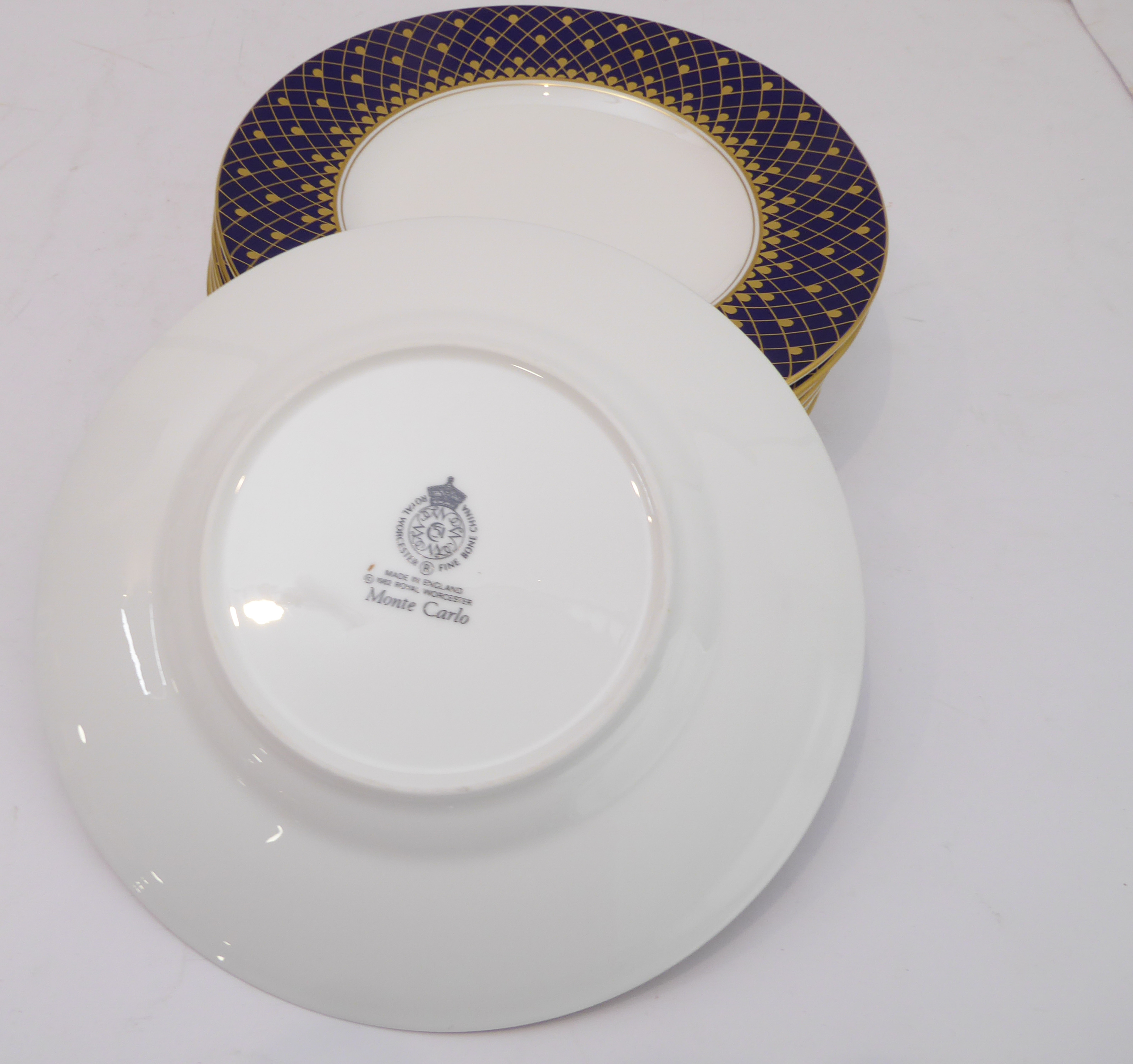 A fine Royal Worcester bone china dinner and tea service in the Monte Carlo pattern comprising: - Image 16 of 16