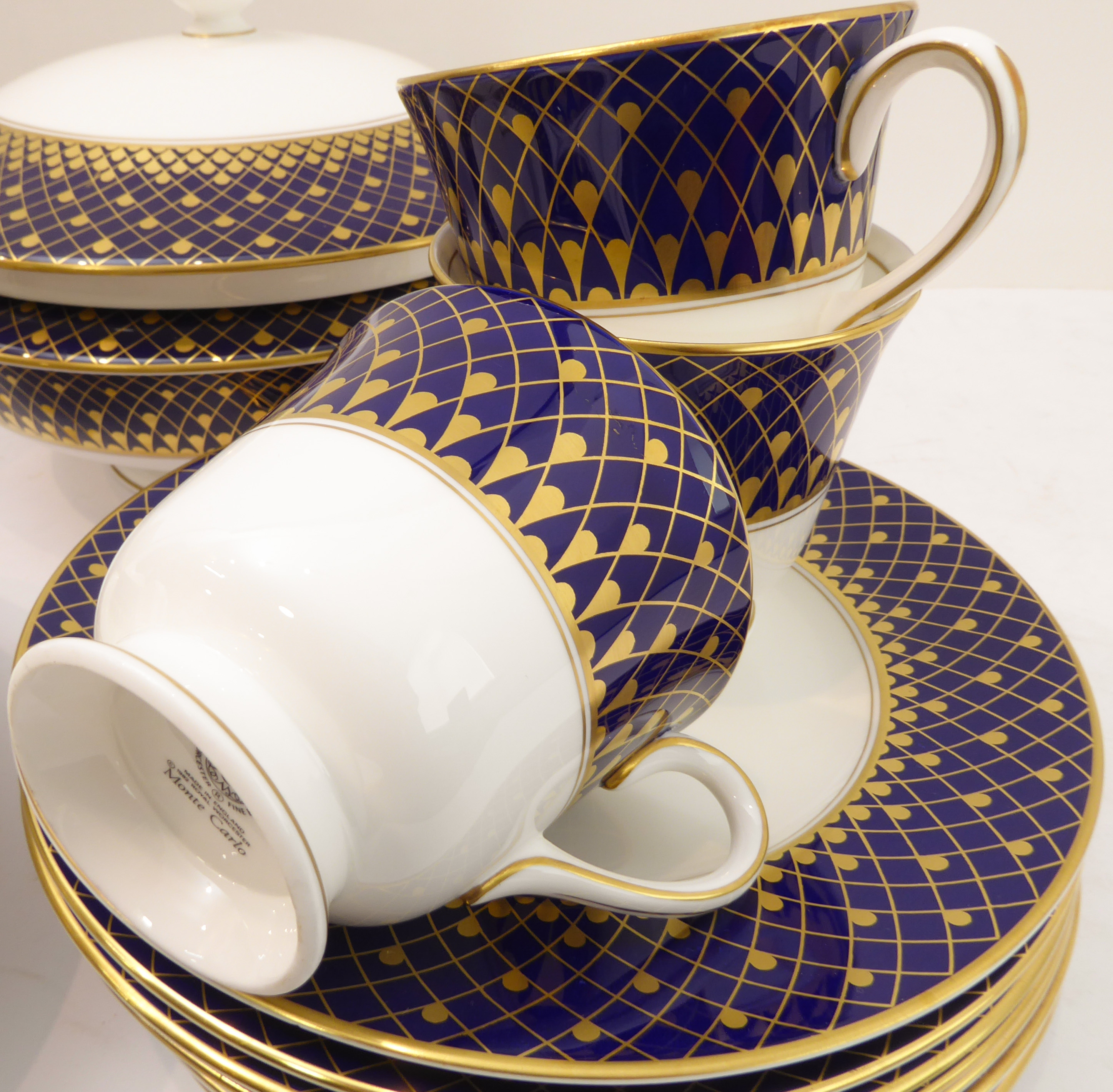 A fine Royal Worcester bone china dinner and tea service in the Monte Carlo pattern comprising: - Image 3 of 16