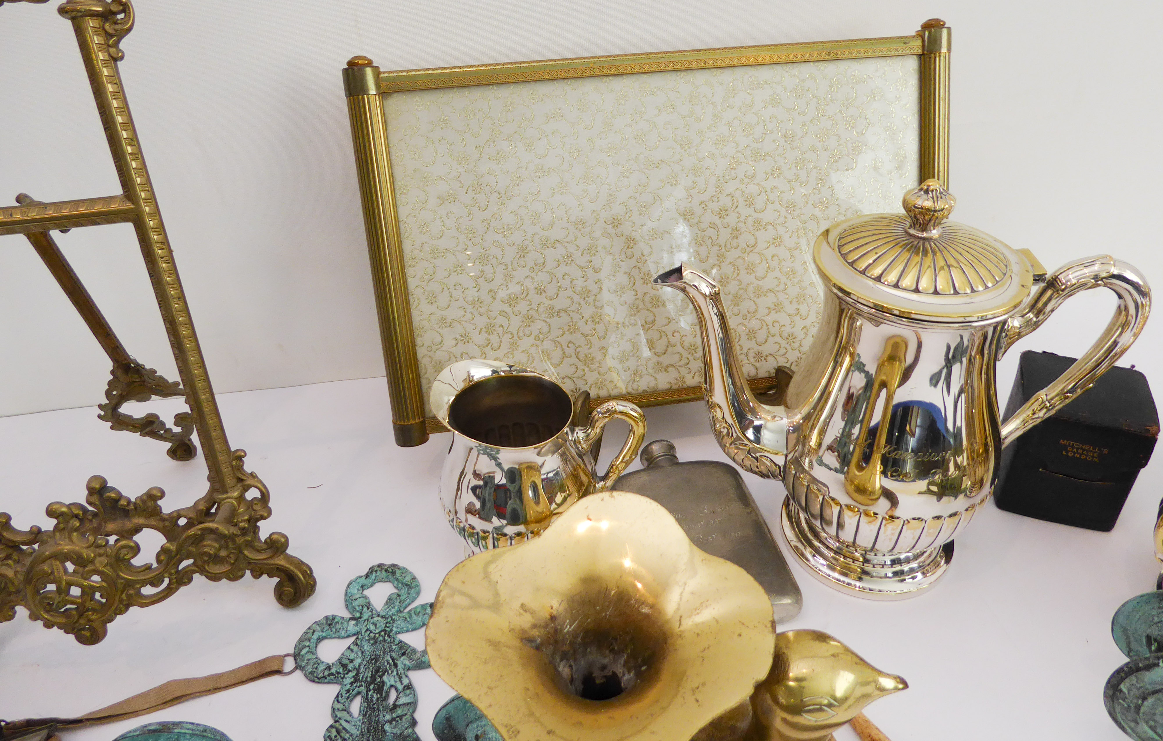 A selection of decorative ornamental metalware to include: a 40 cm easel; a pair of brass - Image 5 of 6