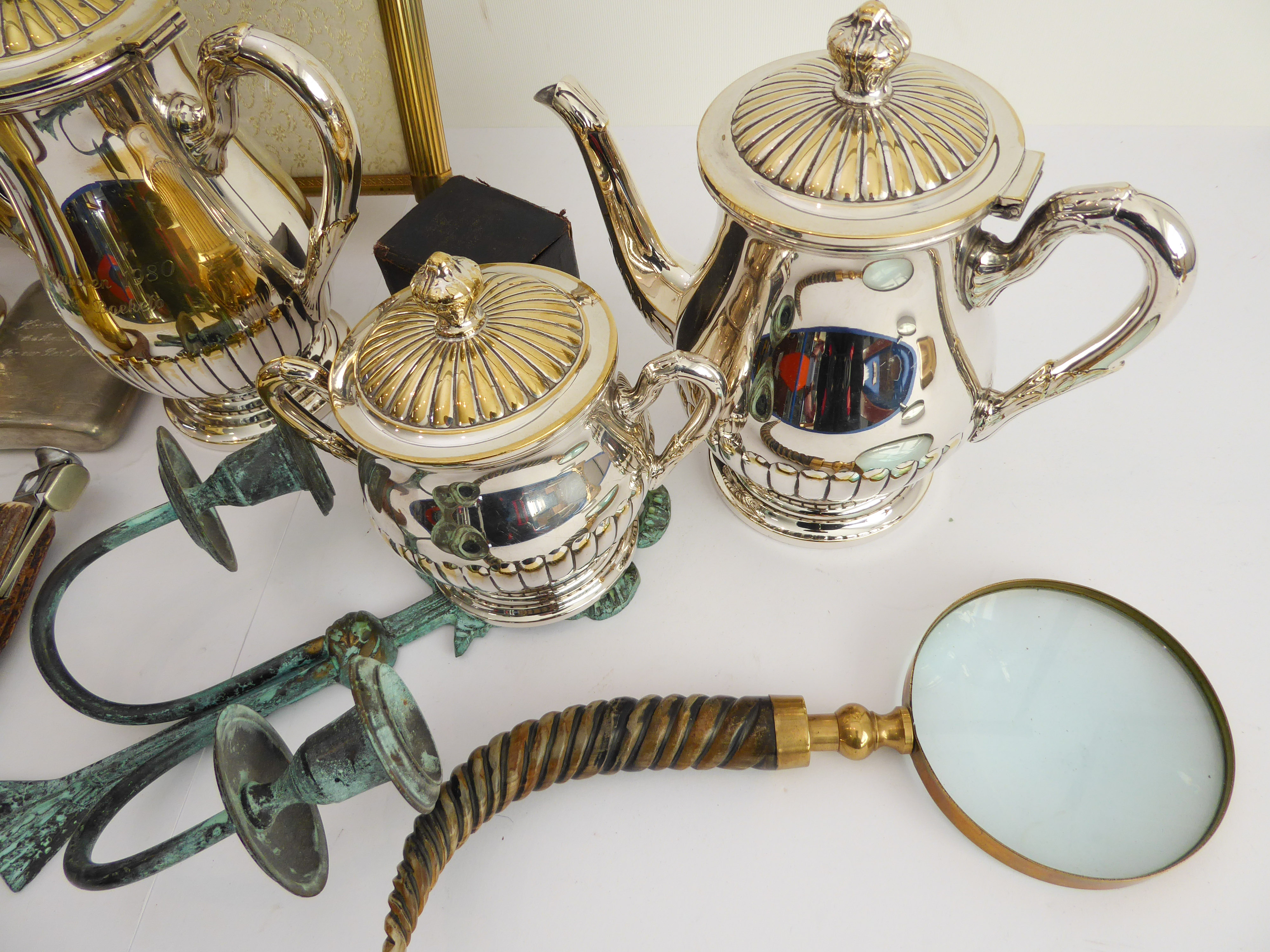 A selection of decorative ornamental metalware to include: a 40 cm easel; a pair of brass - Image 3 of 6