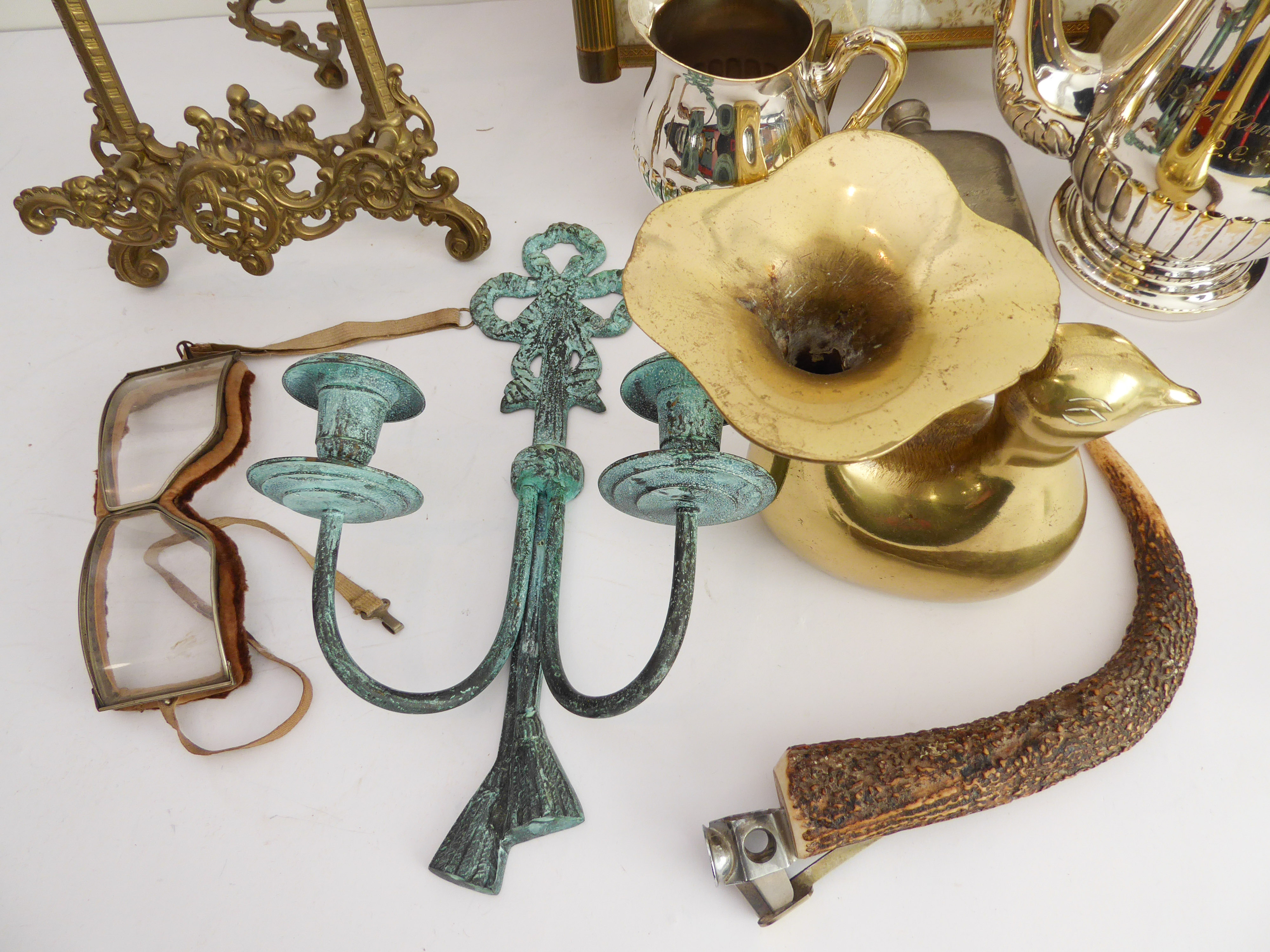 A selection of decorative ornamental metalware to include: a 40 cm easel; a pair of brass - Image 4 of 6