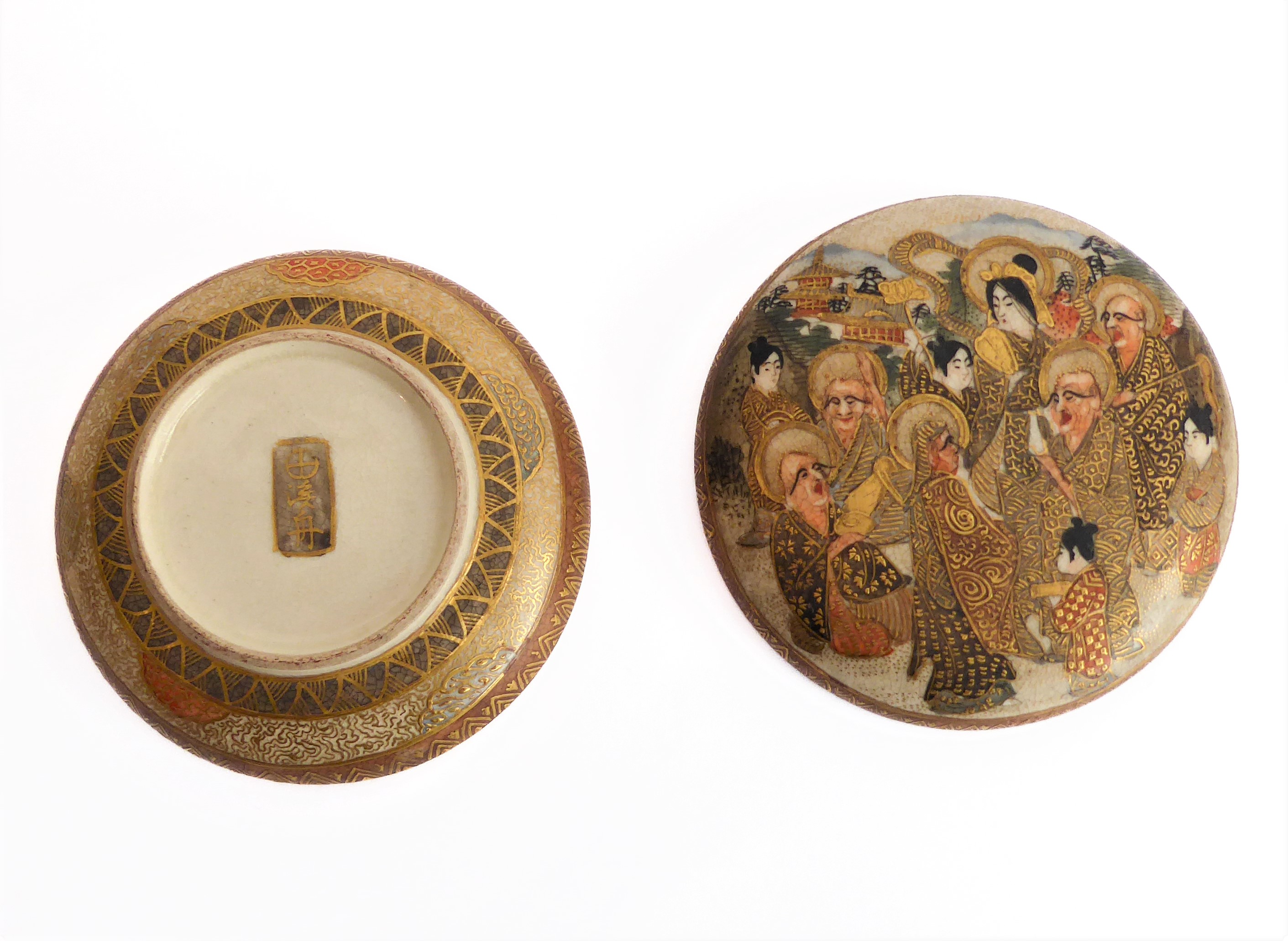 An early 20th century Japanese satsuma circular box and cover: the lid hand gilded and decorated - Image 2 of 4