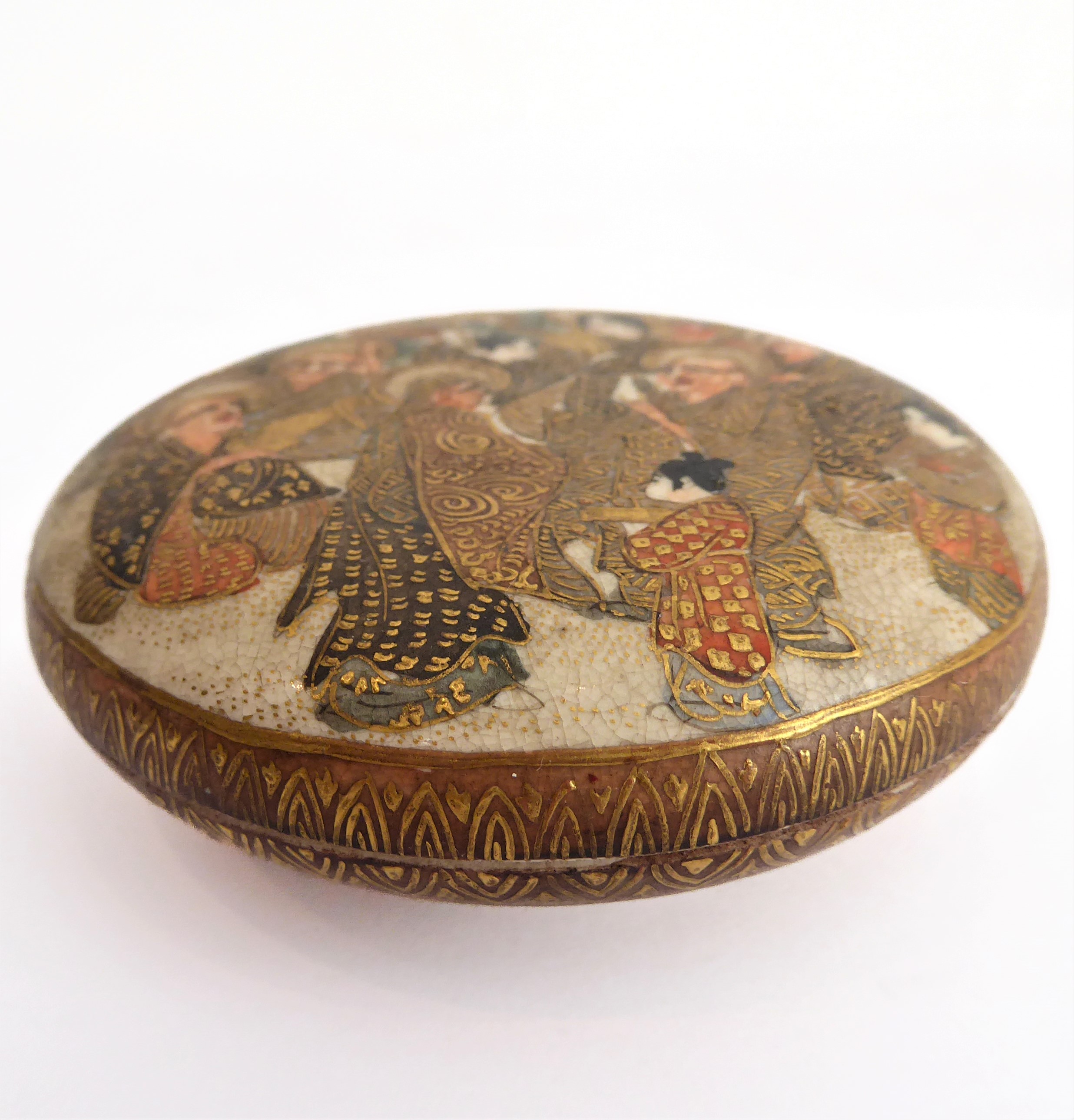 An early 20th century Japanese satsuma circular box and cover: the lid hand gilded and decorated - Image 4 of 4