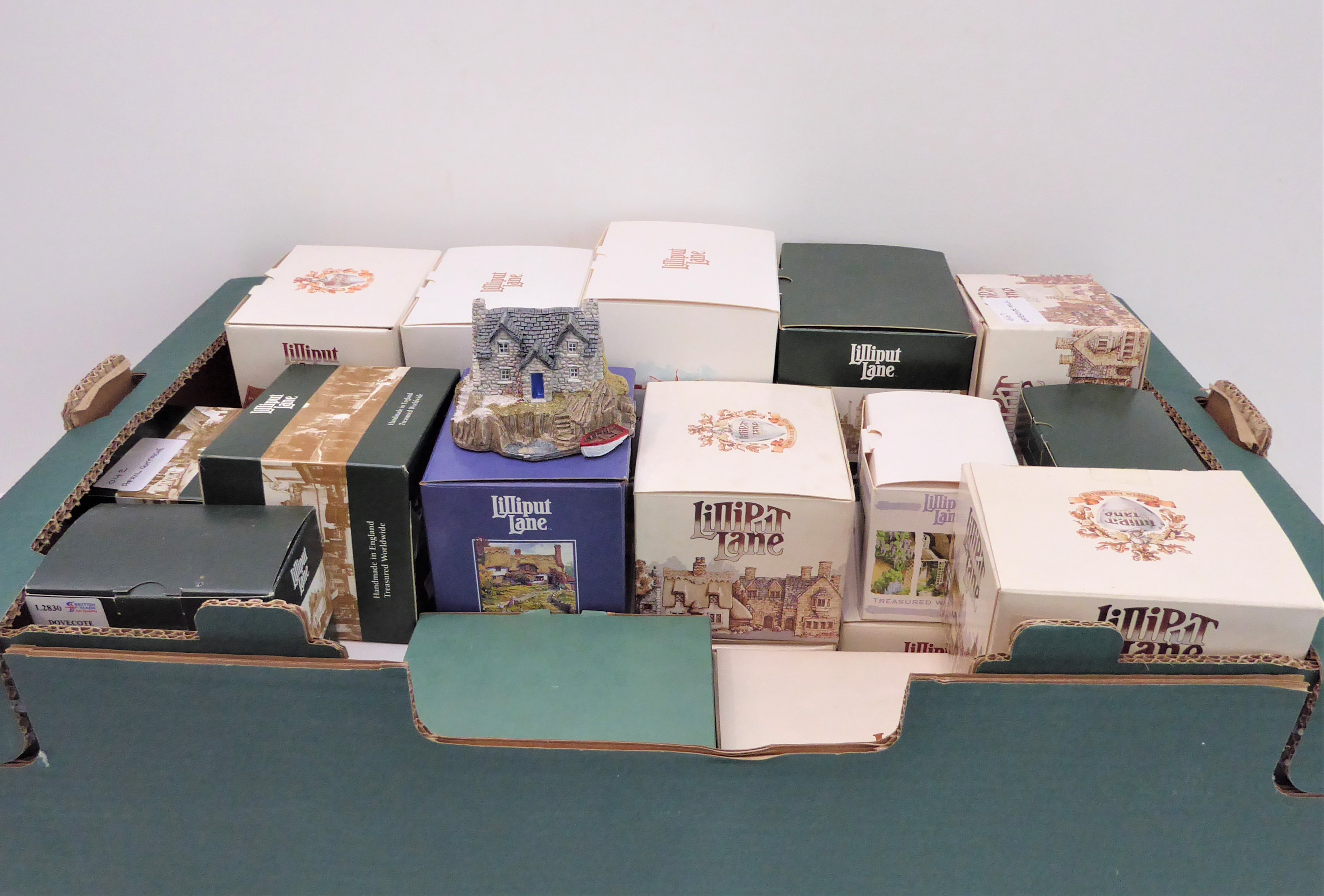 Twenty-nine boxed Lilliput Lane models: 44 - Inverlochie Hame 644 - Robin Cottage     L3792 -