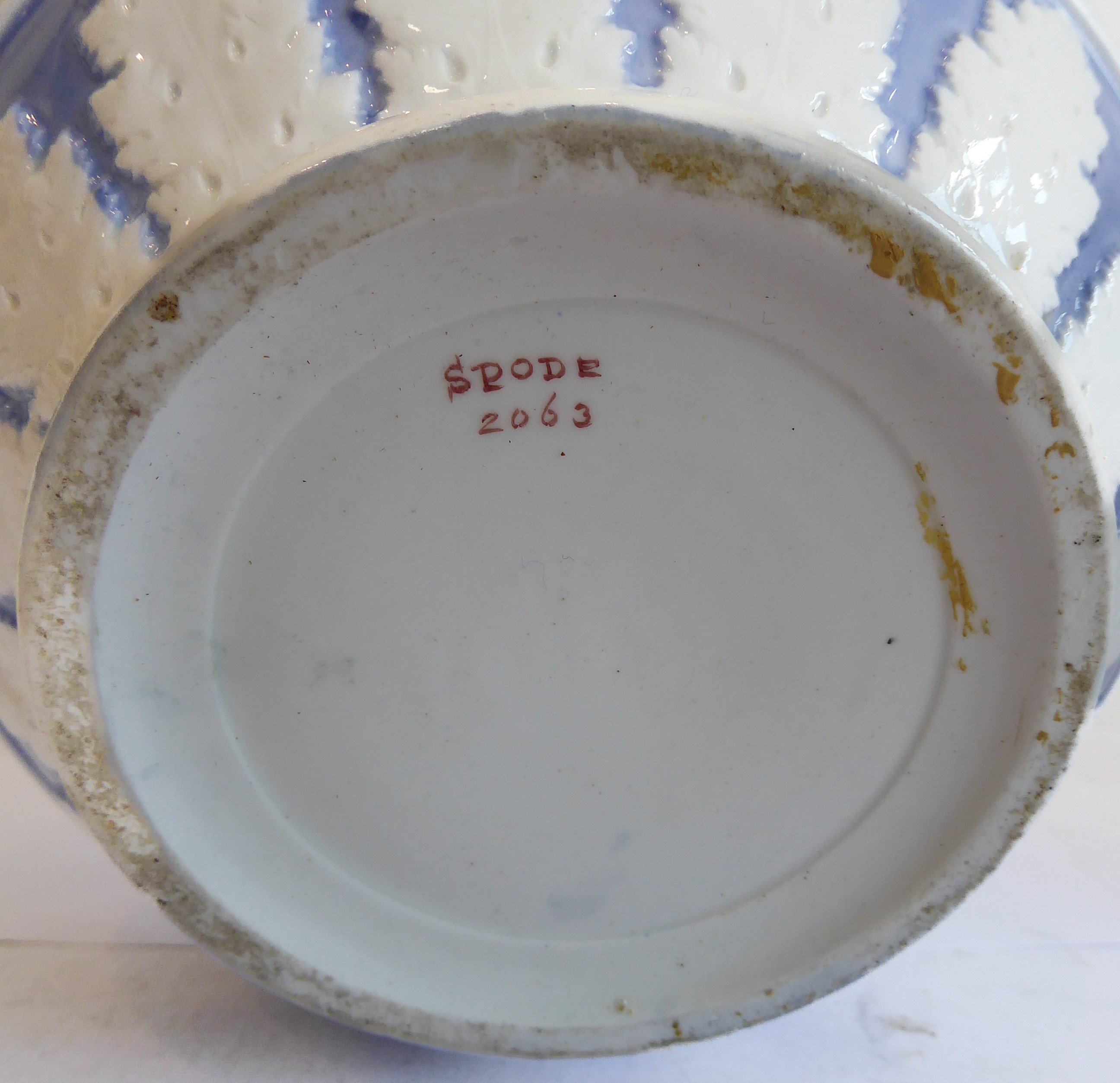 An early 19th century Spode two-handled ovoid pot and cover: gilded handles and a band of further - Image 5 of 5