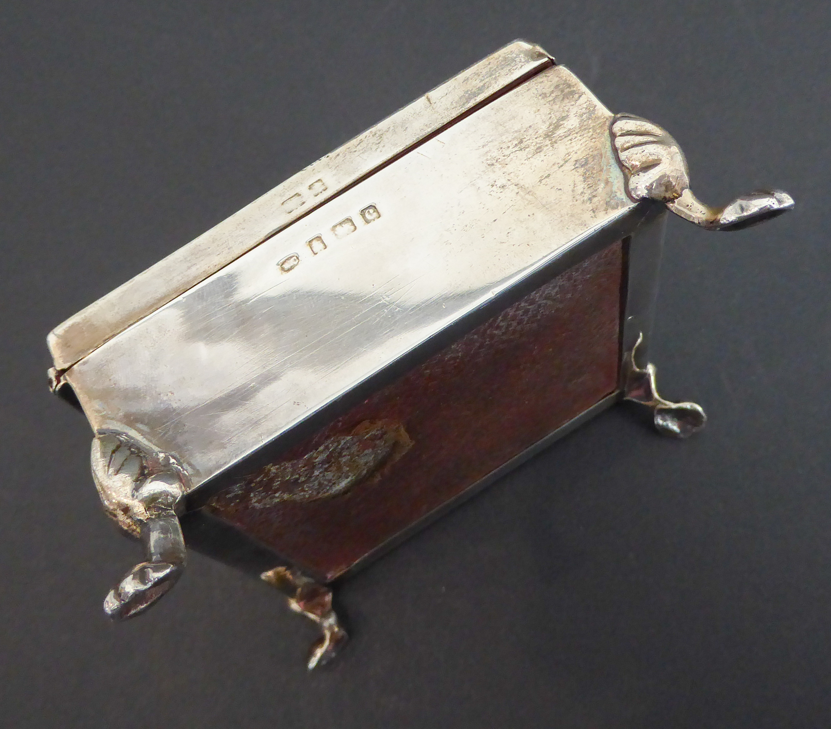 A hallmarked silver cedar-lined cigarette box: square form and raised on four animal's paw style - Image 5 of 6