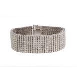 An 18-carat white gold bracelet (81g) set with fine diamonds (23 carats).