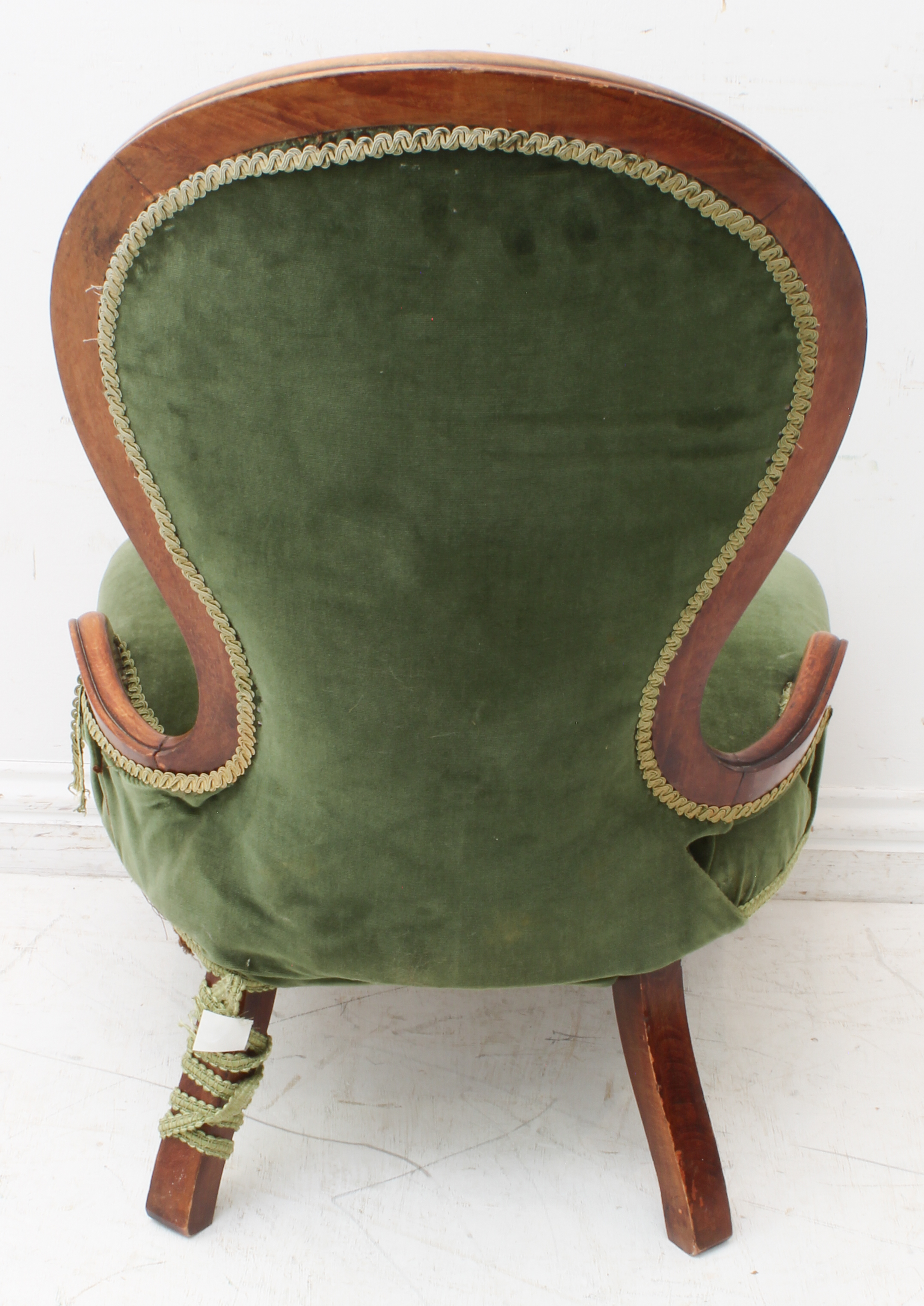 A 19th century buttonback upholstered nursing chair raised on moulded cabriole front legs. - Bild 3 aus 3