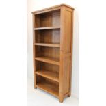 A good modern solid oak set of display bookshelves (LWH 95 x 35 x 195 cm).